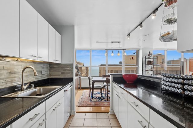 655 W IRVING PARK Road 2301, Chicago, IL 60613