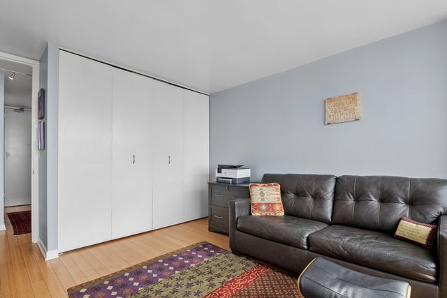 655 W IRVING PARK Road 2301, Chicago, IL 60613