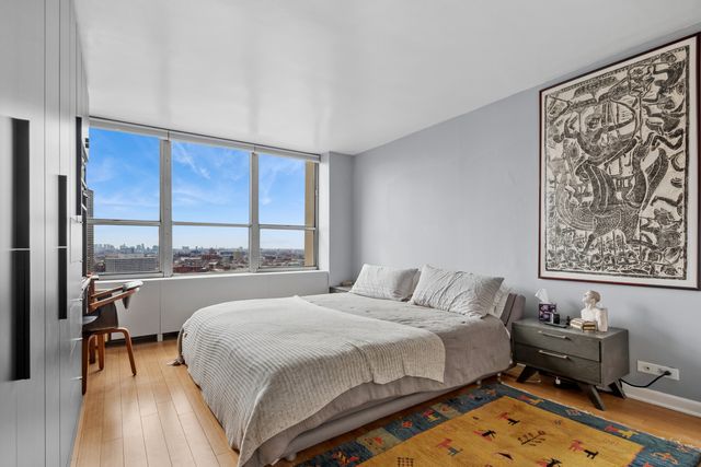 655 W IRVING PARK Road 2301, Chicago, IL 60613