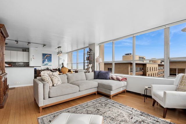 655 W IRVING PARK Road 2301, Chicago, IL 60613