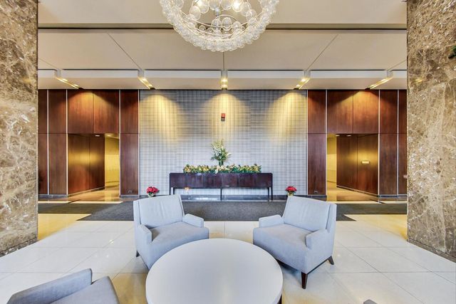 655 W IRVING PARK Road 2301, Chicago, IL 60613