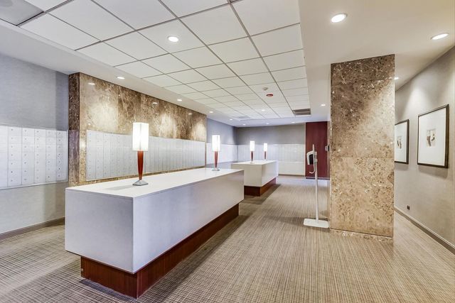 655 W IRVING PARK Road 2301, Chicago, IL 60613