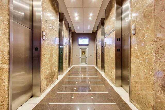 655 W IRVING PARK Road 2301, Chicago, IL 60613