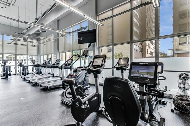 655 W IRVING PARK Road 2301, Chicago, IL 60613