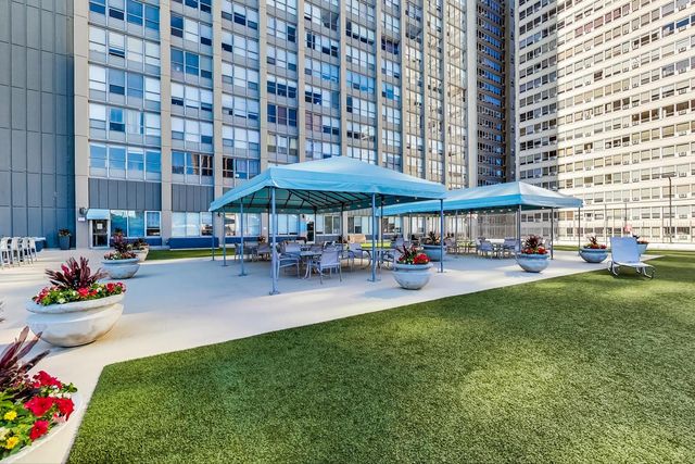 655 W IRVING PARK Road 2301, Chicago, IL 60613