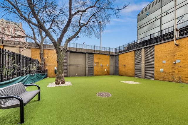 655 W IRVING PARK Road 2301, Chicago, IL 60613