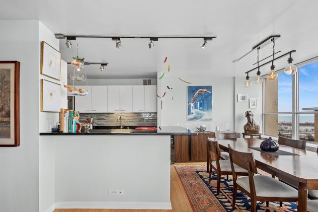 655 W IRVING PARK Road 2301, Chicago, IL 60613