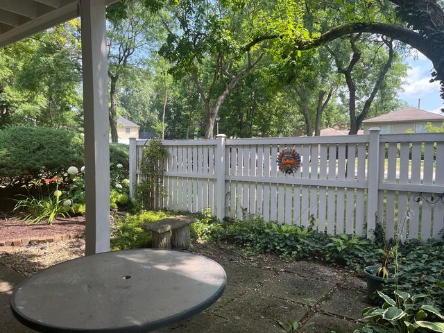 1430 Stonebridge Trail 1-1, Wheaton, IL 60189