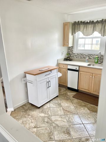 2390 State Street APT 7F, Hamden, CT 06517