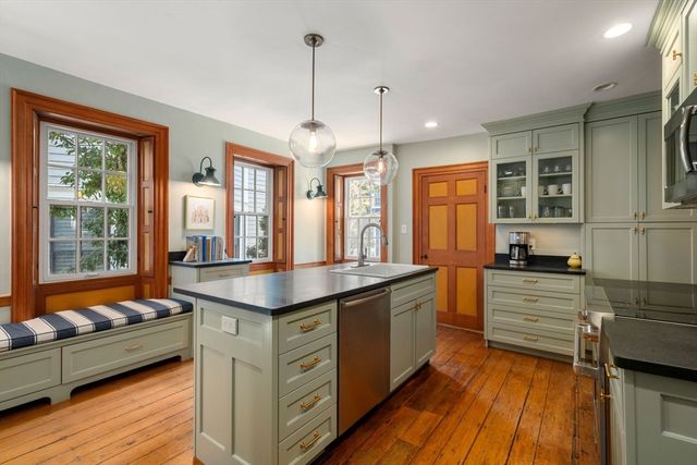 16 Cordis St, Boston, MA 02129