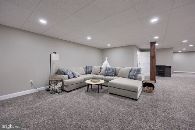 8 IVANHOE LN, Wrightsville, PA 17368