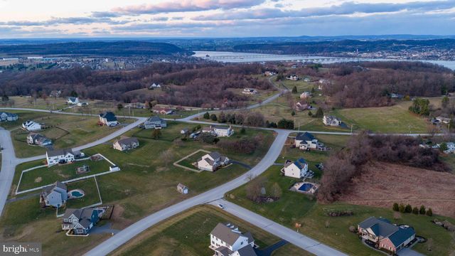 8 IVANHOE LN, Wrightsville, PA 17368