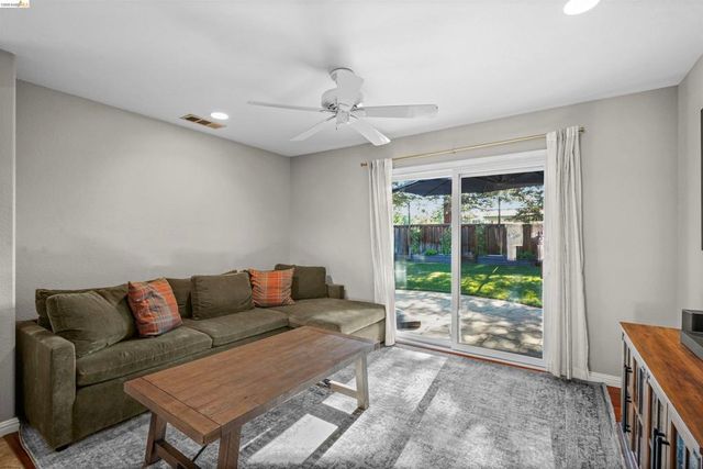1049 Meadowgate Way, Brentwood, CA 94513