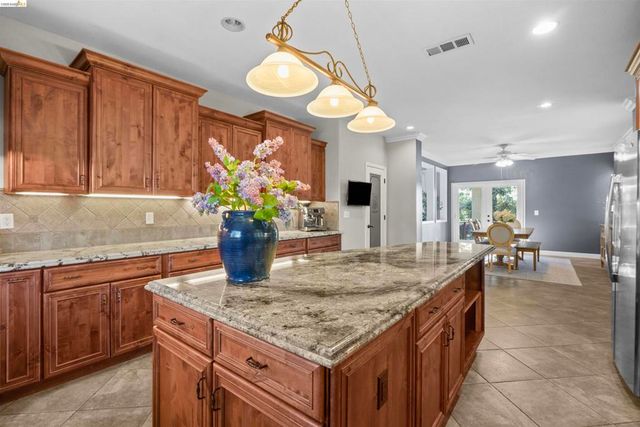 1049 Meadowgate Way, Brentwood, CA 94513