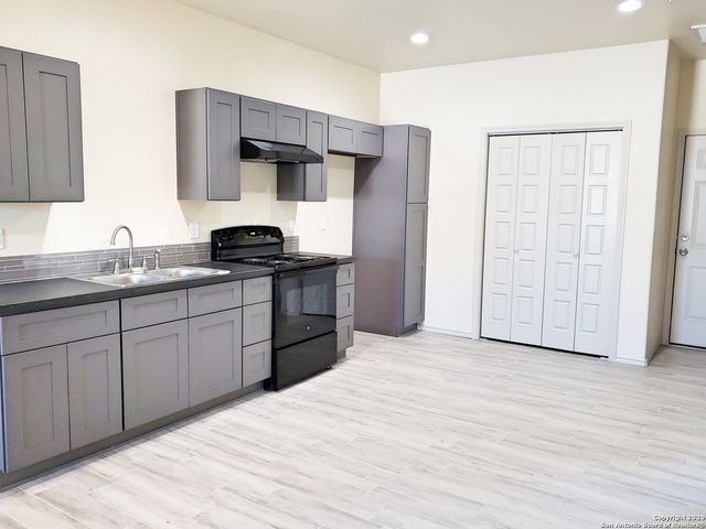 208 CRESTVIEW LN, Spring Branch, TX 78070