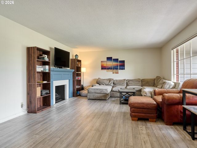 900 IVY Way, Keizer, OR 97303