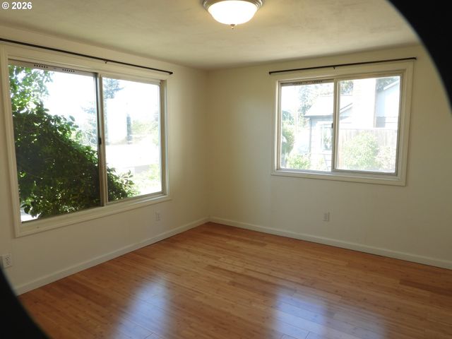 614 VINE St, White Salmon, WA 98672