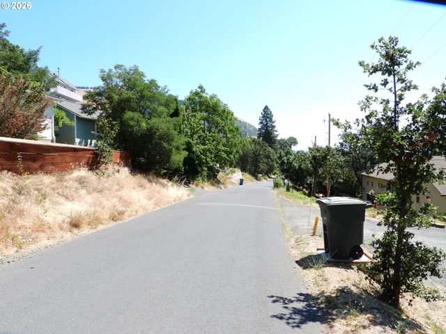 614 VINE St, White Salmon, WA 98672
