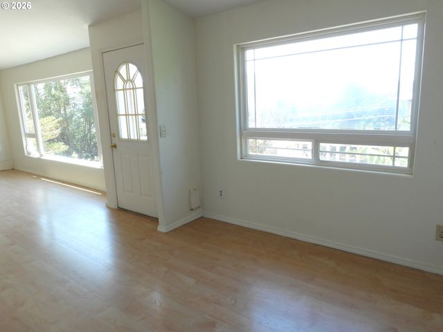 614 VINE St, White Salmon, WA 98672