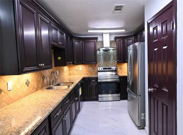 2206 Barrington Place Drive, Sugar Land, TX 77478