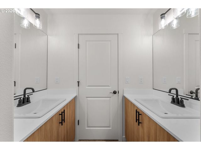 14142 Holcomb Blvd, Oregon City, OR 97045