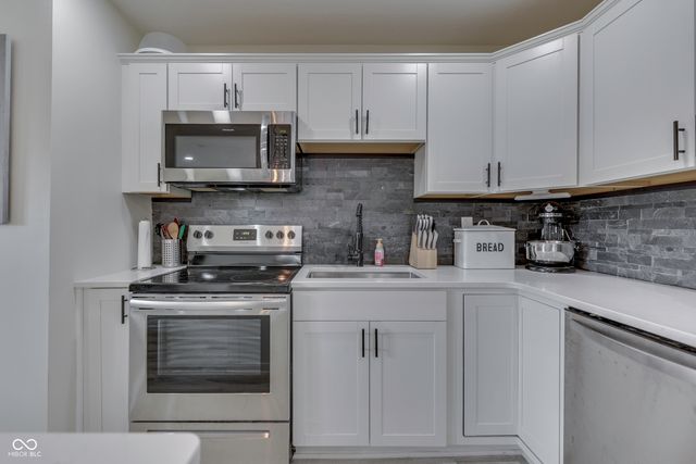 419 Hollybrook Drive, New Whiteland, IN 46184