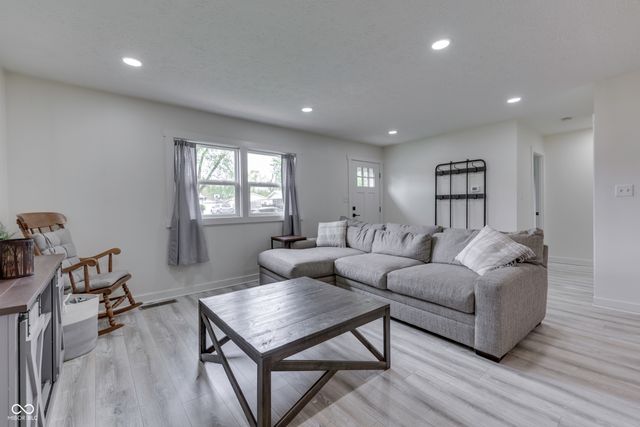 419 Hollybrook Drive, New Whiteland, IN 46184