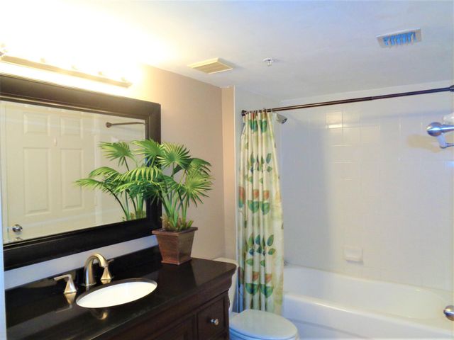 1650 N 42nd Circle 206, Vero Beach, FL 32967