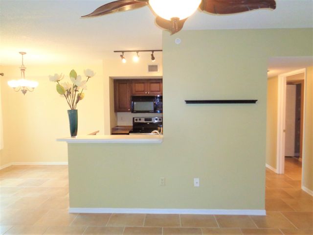 1650 N 42nd Circle 206, Vero Beach, FL 32967