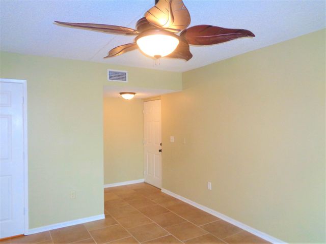 1650 N 42nd Circle 206, Vero Beach, FL 32967
