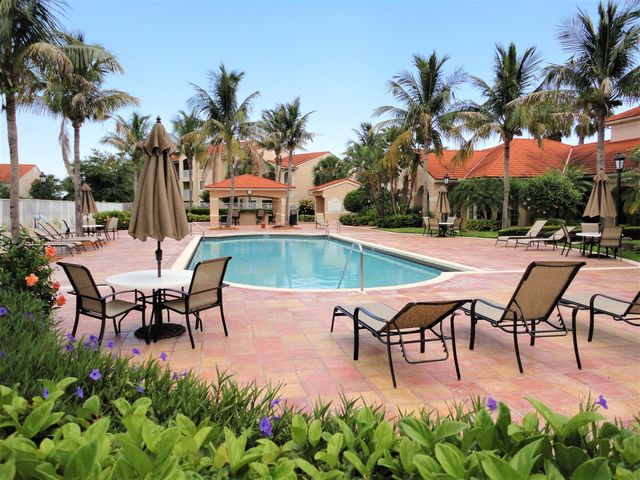 1650 N 42nd Circle 206, Vero Beach, FL 32967
