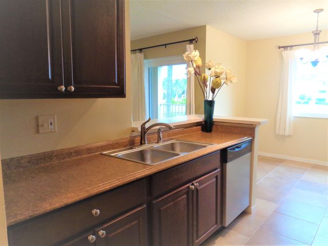 1650 N 42nd Circle 206, Vero Beach, FL 32967
