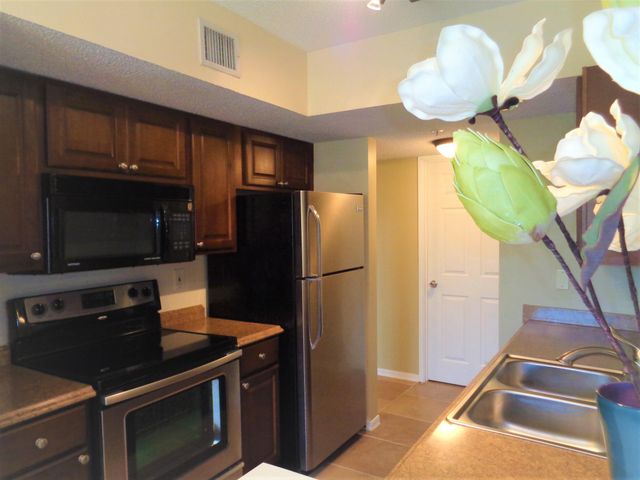 1650 N 42nd Circle 206, Vero Beach, FL 32967