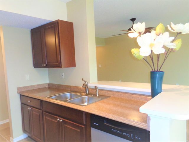 1650 N 42nd Circle 206, Vero Beach, FL 32967
