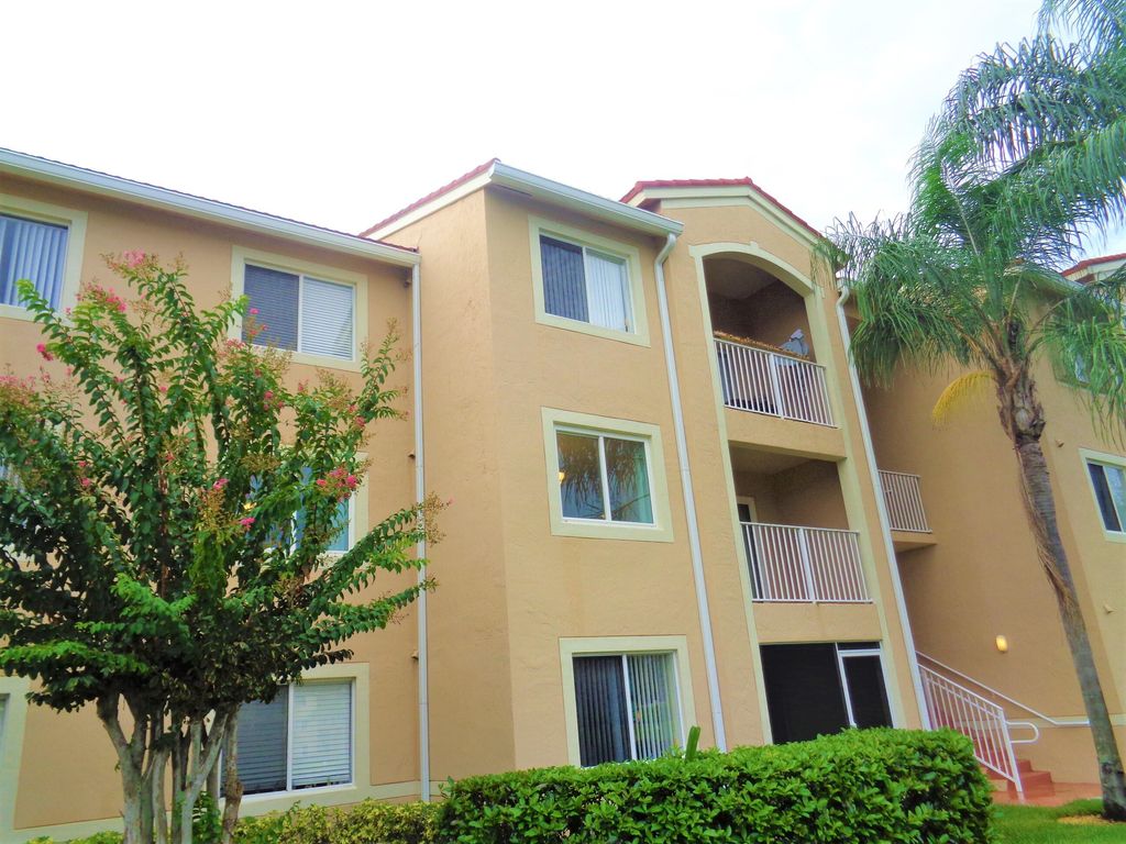 1650 N 42nd Circle 206, Vero Beach, FL 32967