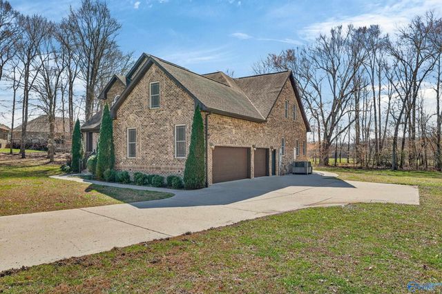 2 Knotting Hill Drive, Fayetteville, TN 37334