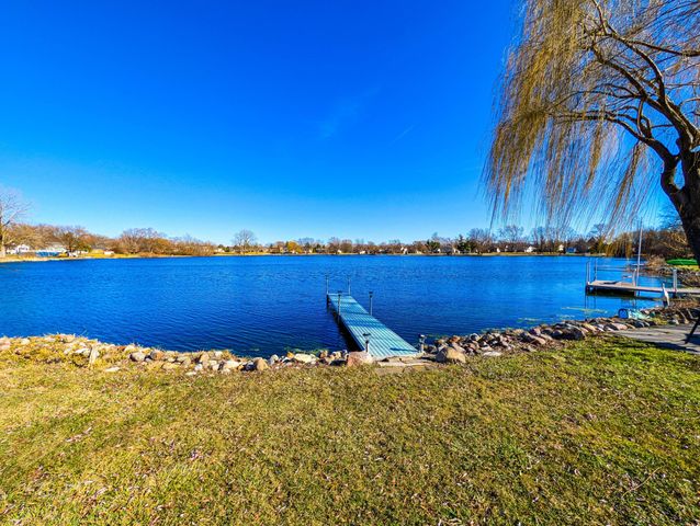 1065 Shoreline Road, Crown Point, IN 46307