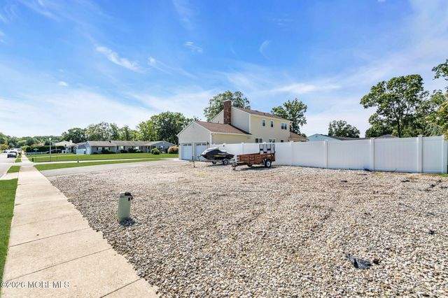 336 Twin Oaks Drive, Toms River, NJ 08753