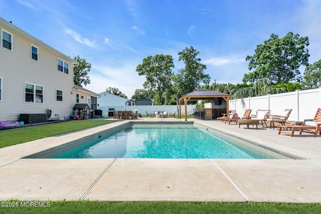 336 Twin Oaks Drive, Toms River, NJ 08753