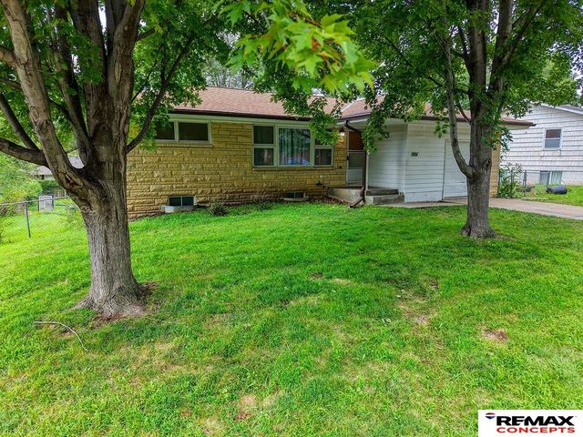 1801 E Manor Drive, Lincoln, NE 68506