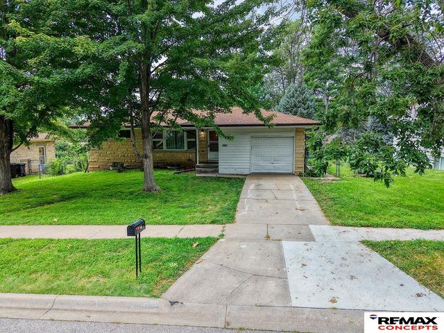 1801 E Manor Drive, Lincoln, NE 68506