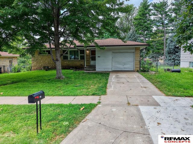 1801 E Manor Drive, Lincoln, NE 68506