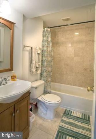 1125 12th St NW Apt 64, Washington, DC 20005