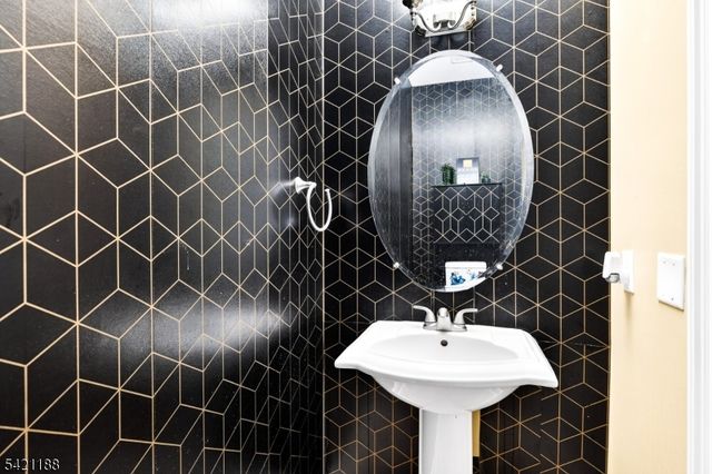 6 Hunter Dr, Mount Olive Twp., NJ 07828