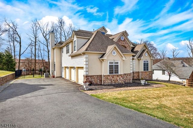 6 Hunter Dr, Mount Olive Twp., NJ 07828