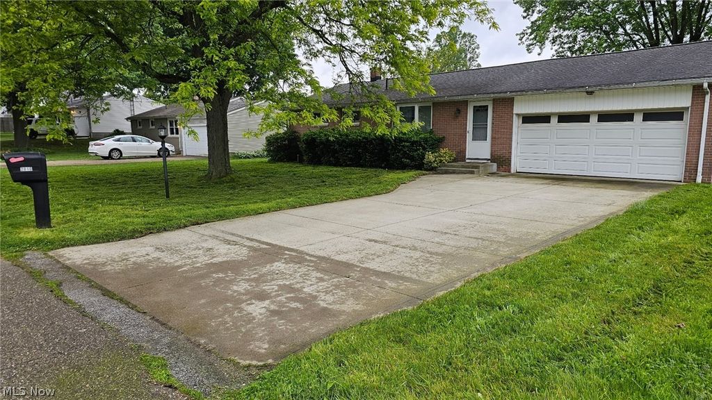 2010 38th Street NE, Canton, OH 44705