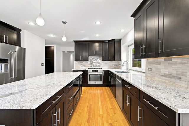 2752 Wendy Drive, Naperville, IL 60565
