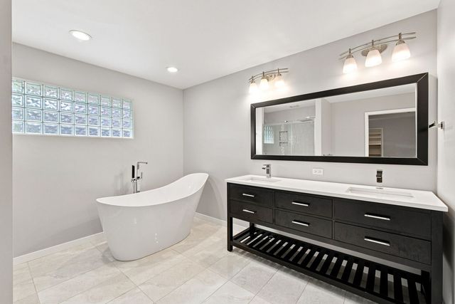 2752 Wendy Drive, Naperville, IL 60565