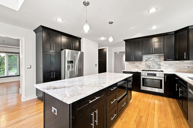 2752 Wendy Drive, Naperville, IL 60565