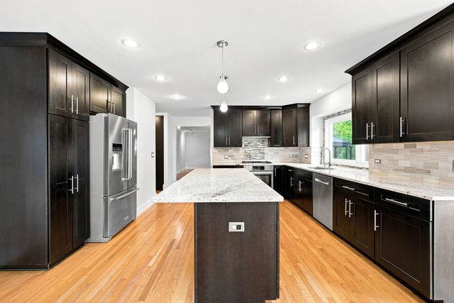 2752 Wendy Drive, Naperville, IL 60565
